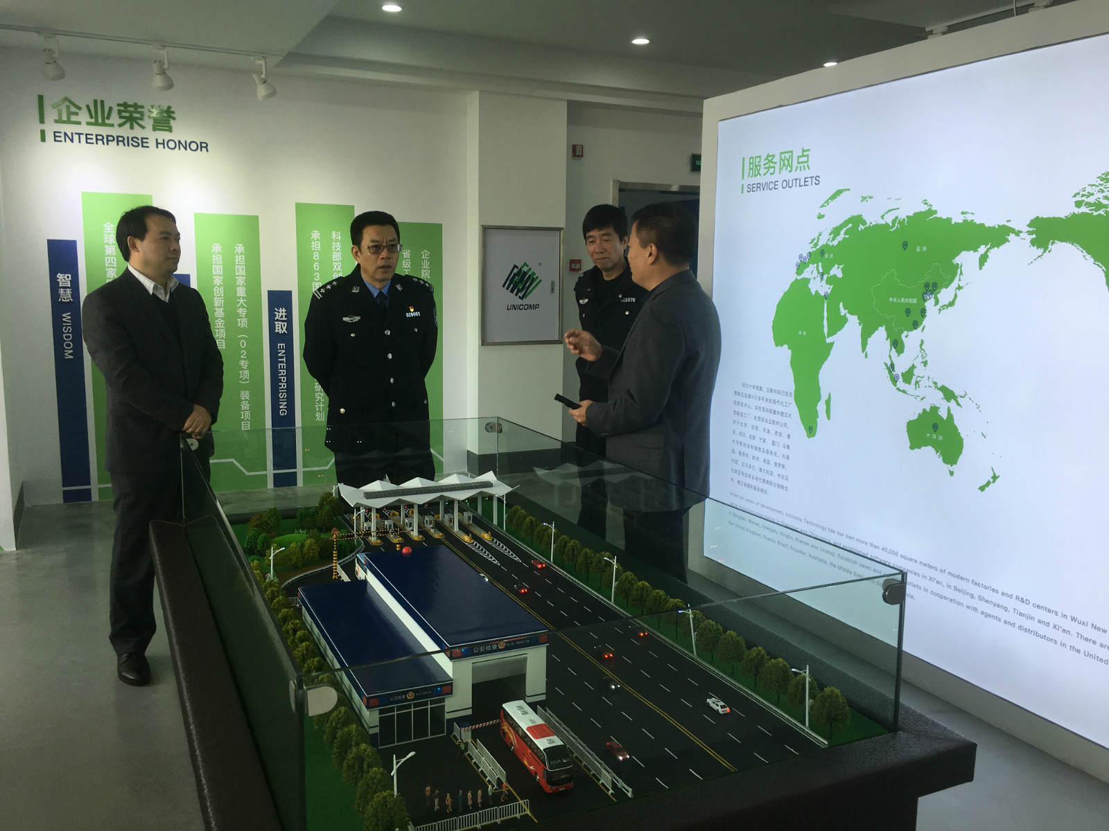 热烈欢迎新吴区副区长、区公安局长丁旭东莅临ng28.com科技参观调研！