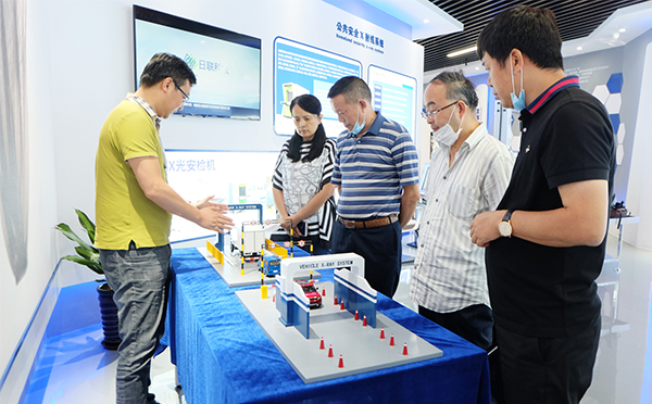 重庆市北碚区一行领导对ng28.com科技总部进行参观调研